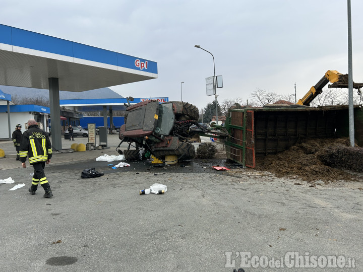 Piossasco: trattore si ribalta nella stazione di servizio, ferito agricoltore