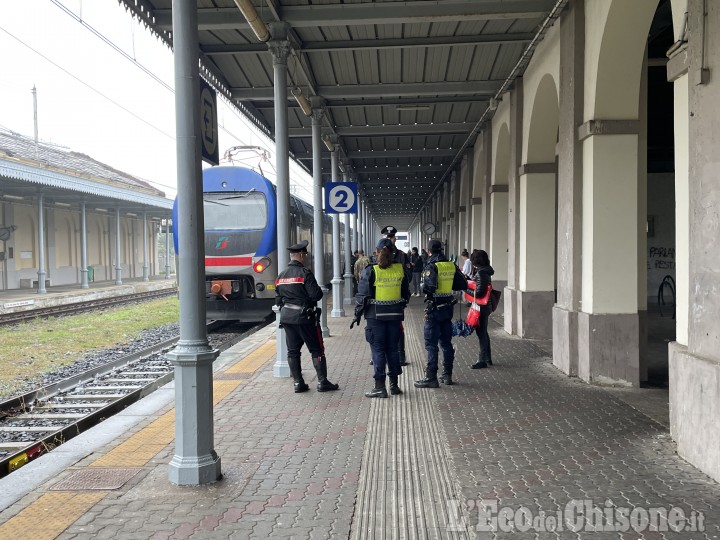 Pinerolo: minaccia i poliziotti con un tombino, giovane arrestato nella stazione ferroviaria