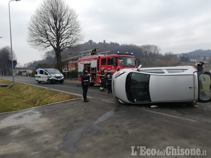 Pinerolo: auto ribaltata in viale della Porporata, chiusa al momento la strada.