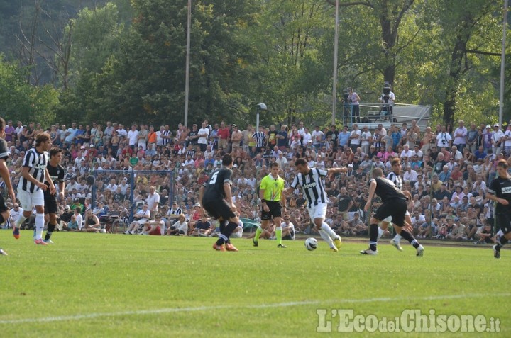 Sventola il tifo a Villar Perosa per l&#039;arrivo della Juventus