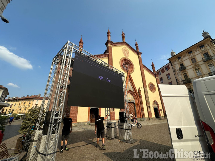 Pinerolo: allestito in piazza del Duomo il maxi schermo per trasmettere le Olimpiadi di Parigi.