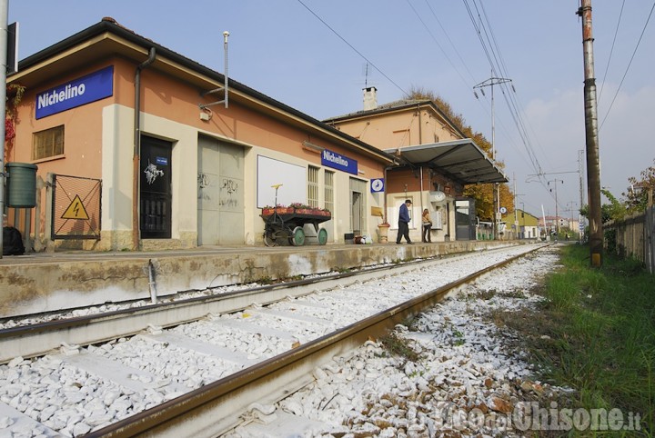 Incendio sulla ferrovia Chivasso-Torino-Pinerolo, interrotta anche ieri sera