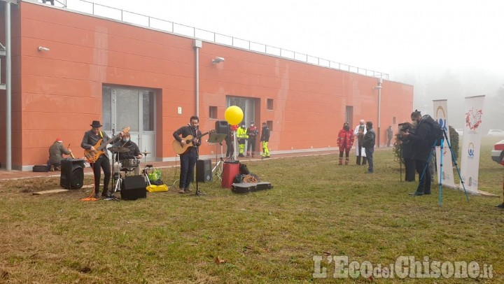 Orbassano: al san Luigi medici e infermieri suonano il concerto di Natale davanti all'ospedale