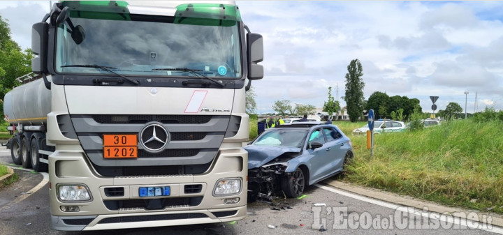 Orbassano: 17enne al volante di un'auto potente provoca incidente in strada Stupinigi