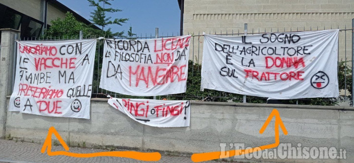 Osasco, manifesti-lenzuolo con scritte volgari: ora dai ragazzi arriva una lettera di scuse