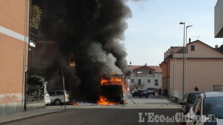 Piscina: furgone prende fuoco, trasportava bombolette spray