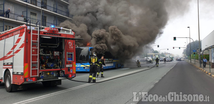 Beinasco: bus in fiamme a Borgo Melano, l&#039;intervento dei Vigili del fuoco