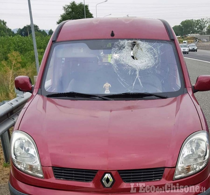 Nichelino: auto &quot;trafitta&quot; da un pezzo di metallo, conducente miracolosamente illeso