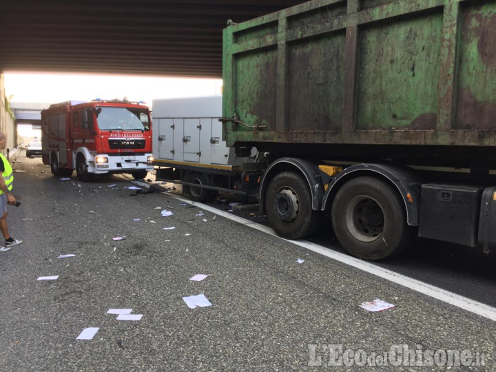 Orbassano: tamponamento fra tir al Sito, feriti due camionisti