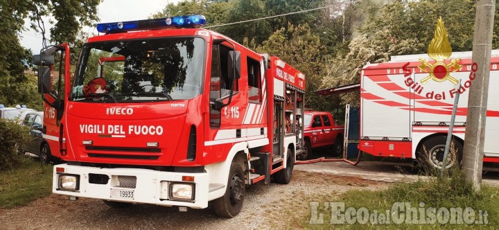 Fiamme in una villetta disabitata a Luserna, l'intervento dei Vigili del fuoco