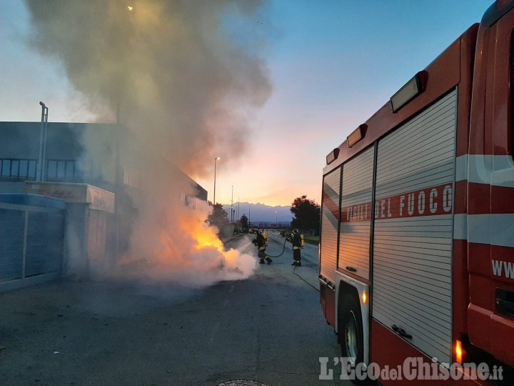 Volvera: auto divorata dalle fiamme, l'intervento dei Vigili del fuoco di Rivalta