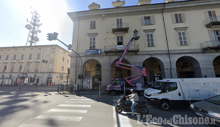 Pinerolo: minaccia di buttarsi dal tetto, salvata all'alba in corso Torino