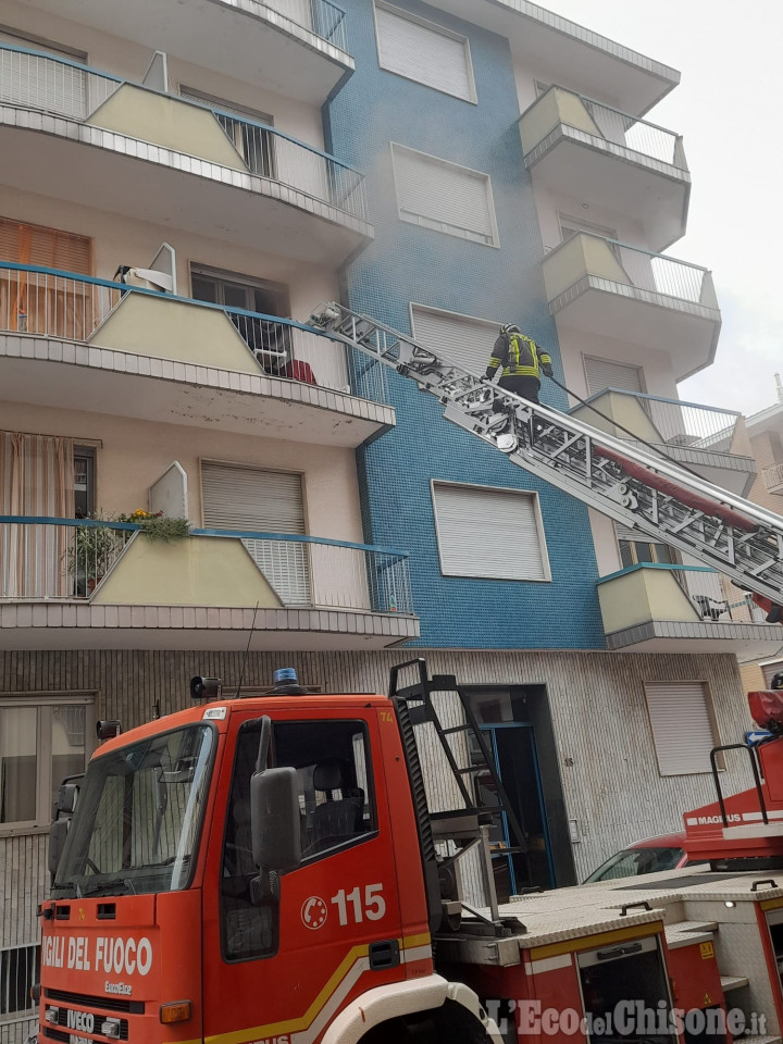 Pinerolo, principio di incendio dopo uno scoppio in Via Caprilli