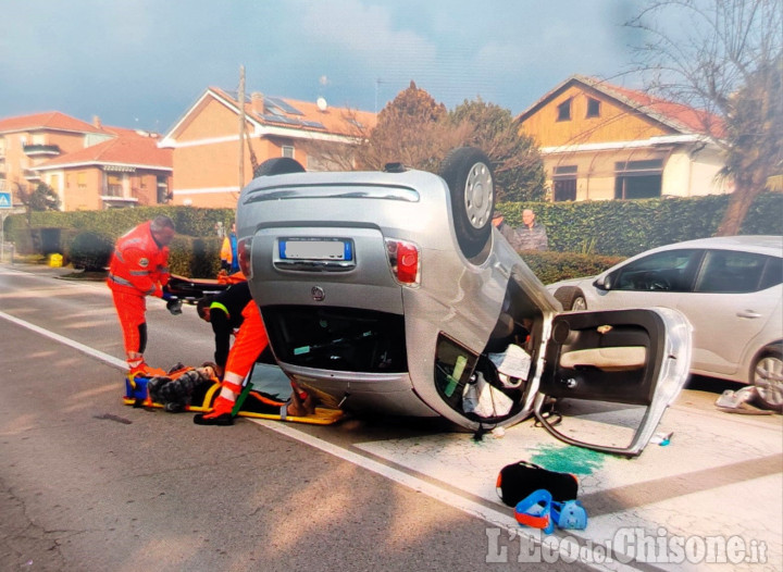 Piossasco: urta un'auto in sosta, poi si ribalta davanti alle scuole di via Volvera