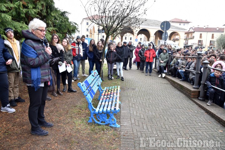 A Cumiana una panchina blu contro il bullismo