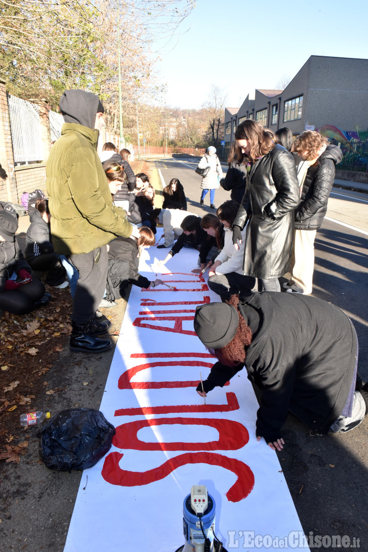 Studenti al freddo: presidio davanti all'Istituto Buniva di Pinerolo