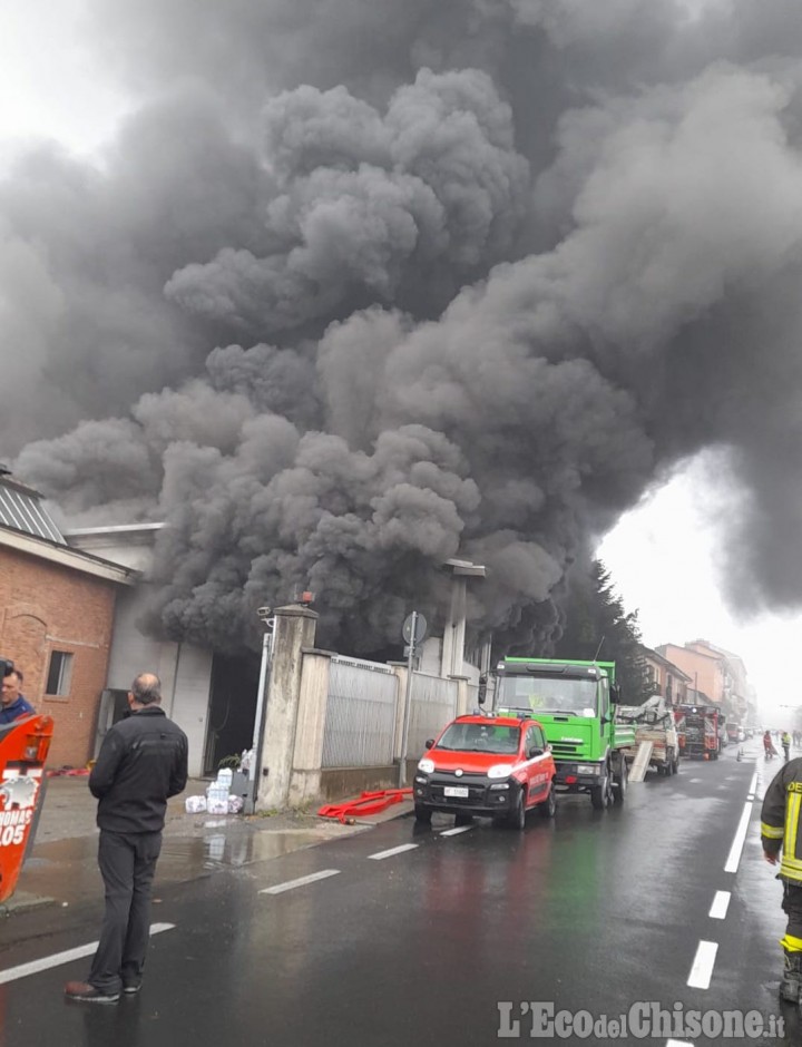 Incendio a Luserna S.G.: abitazioni evacuate e Provinciale chiusa