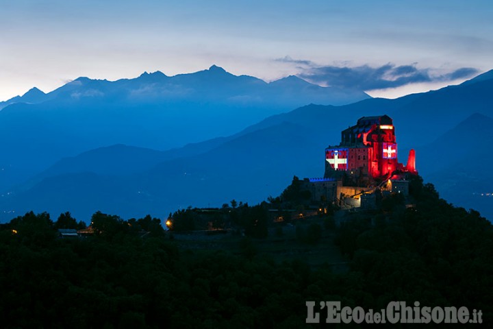 La bandiera del Piemonte illumina la Sacra di San Michele fino a dicembre