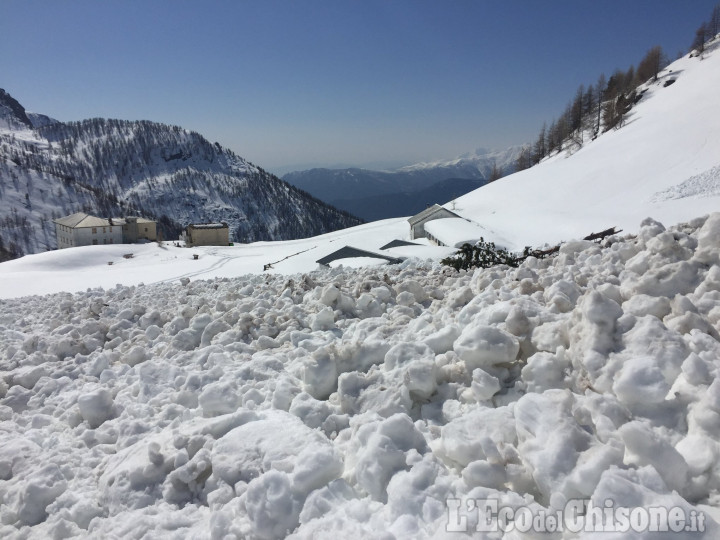 Selleries, valanga sulle baite a poche decine di metri dal rifugio