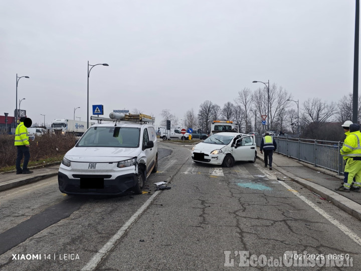 Auto sulla ferrovia e incidente: a Nichelino mattinata difficile per la viabilità 