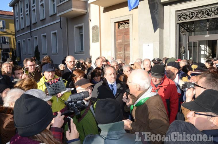 Pinerolo: i cittadini e il sindaco in corteo contro i blocchi