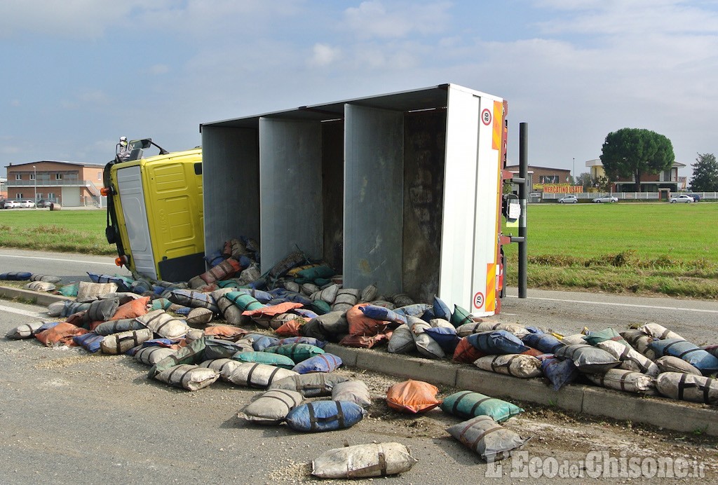 Roletto: Camion Si Ribalta E Perde Il Suo Carico Di Sabbia Sulla Sp 589 ...