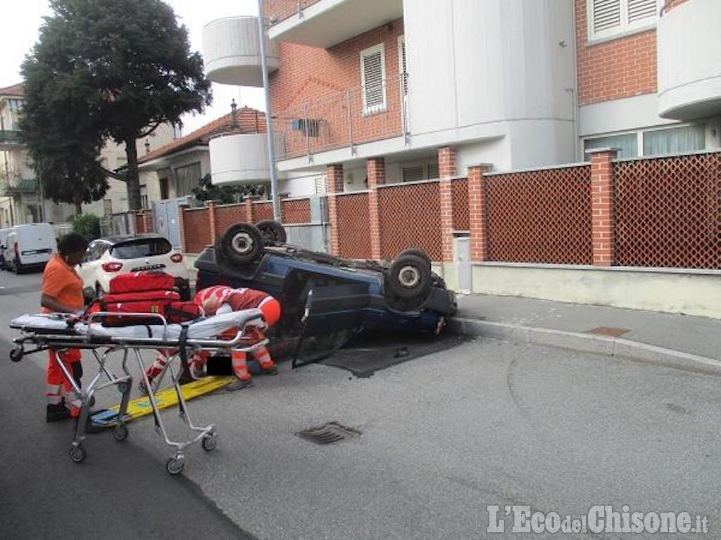 incidente a nichelino si ribalta un auto l eco del chisone