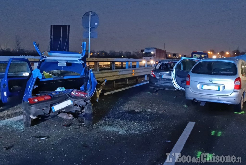 nichelino schianto fra auto in via debouche tre i feriti l eco del chisone