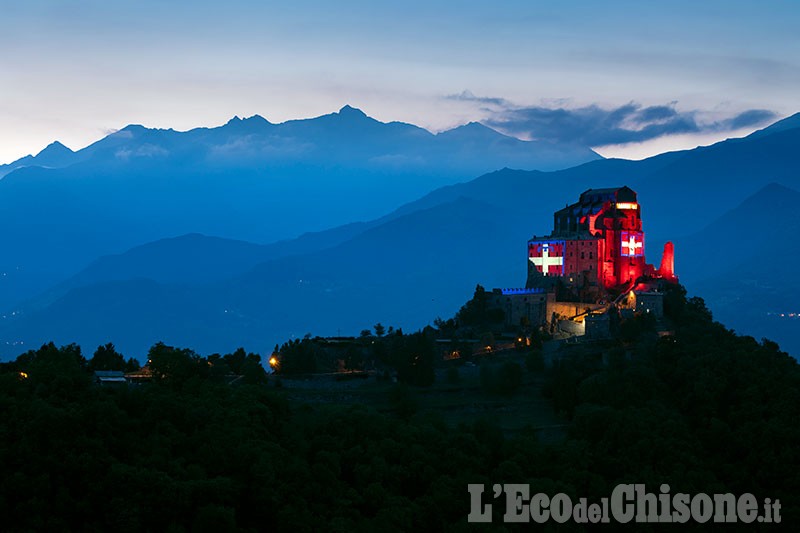 La bandiera del Piemonte illumina la Sacra di San Michele fino a