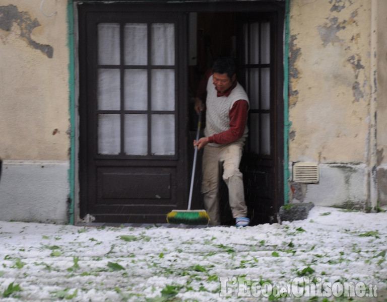 Bibiana: immagini della grandinata, come neve sulla soglia di casa