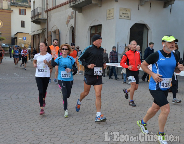 Cavour In 1400 tra corsa e camminata, grande successo Apple Run