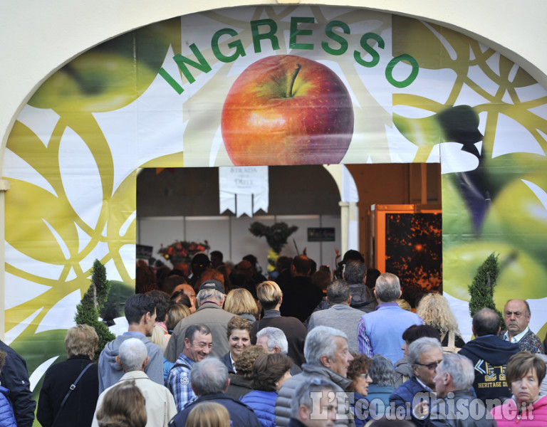 Cavour presa d&#039;assalto nei primi giorni di Tuttomele 2015