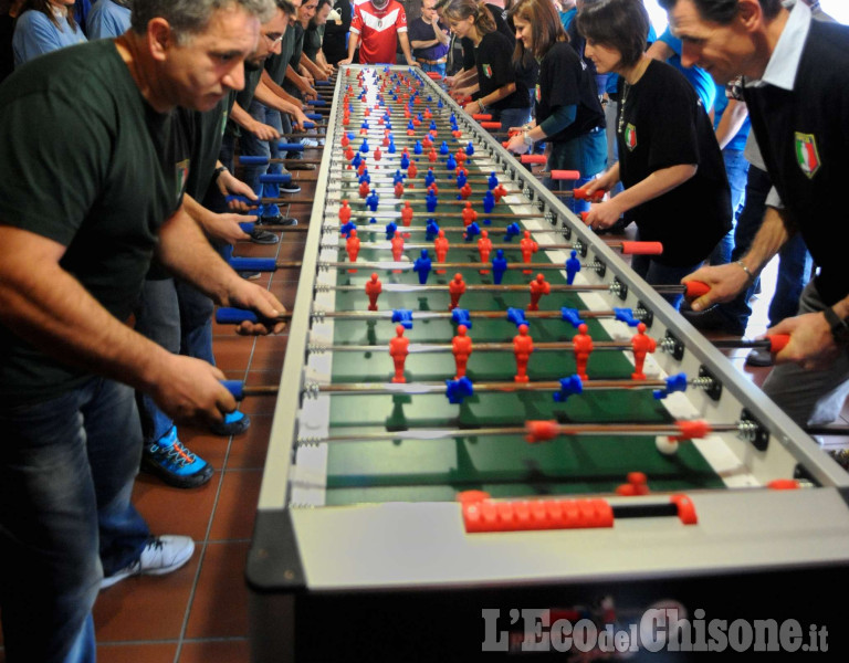 Montoso, successo per il maxi calcio balilla (foto Tevino)