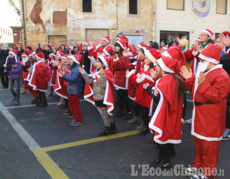 Piscina: invasione di Babbi Natale