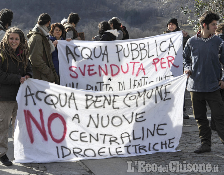 Manifestazione no centraline a Villar Pellice