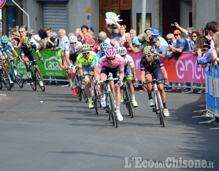 Pinerolo Giro d&#039;Italia scatti fotografici in corso Torino