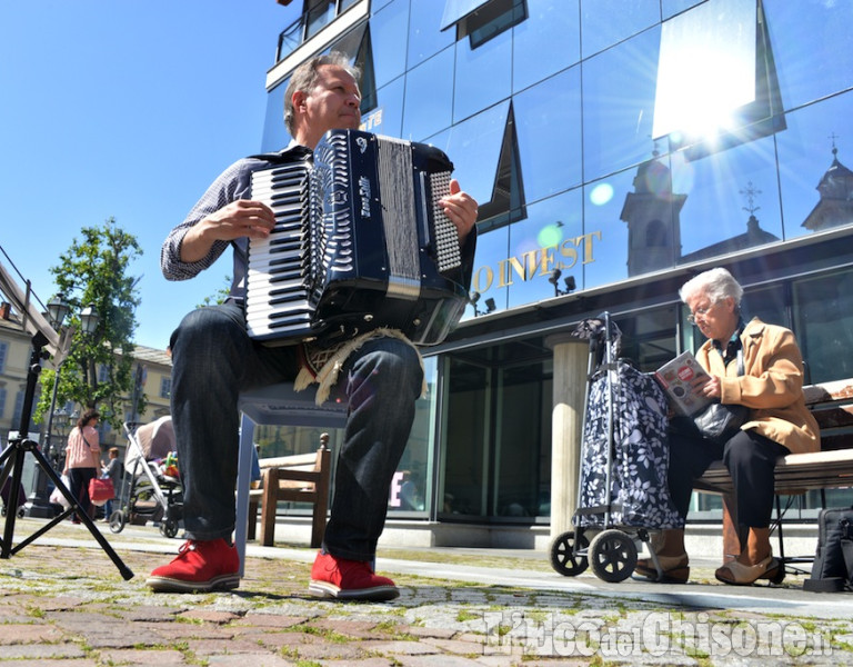 Pinerolo in piazza con la fisarmonica