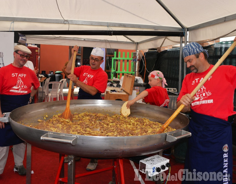 Macello gran paella per la festa in paese