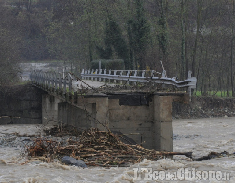 Sanfront, il ponte crollato e i danni