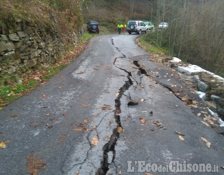 Talucco, due cedimenti del sedime stradale