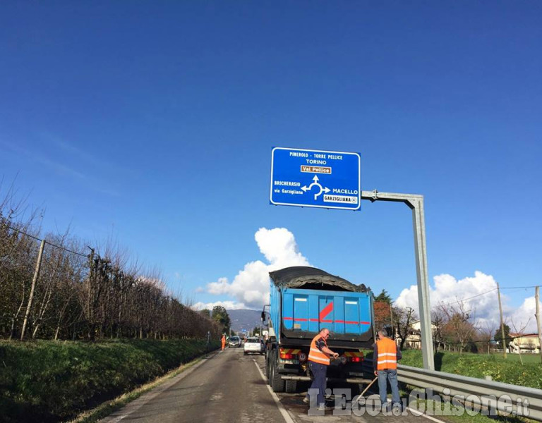 Garzigliana, mezzi al lavoro per tappare le buche sulla SR 589