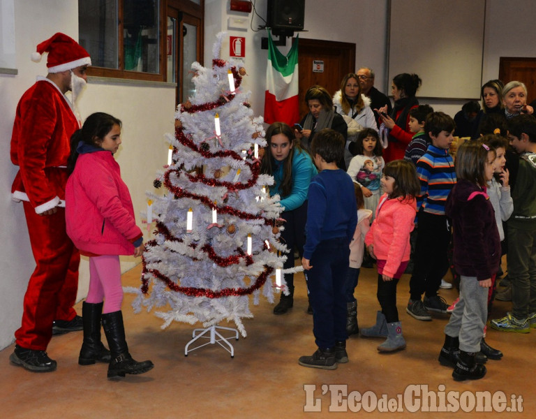 Prarostino i bambini addobbano l&#039;albero di Natale