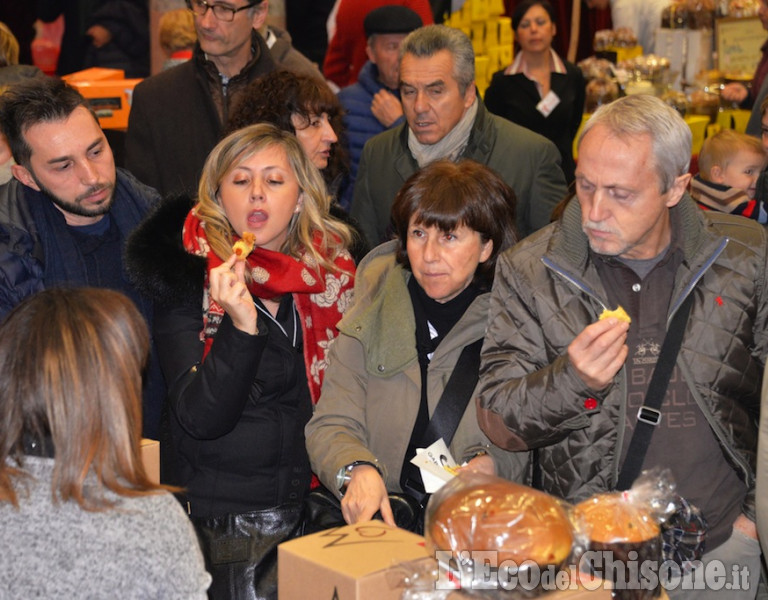 Pinerolo: Panettone in vetrina