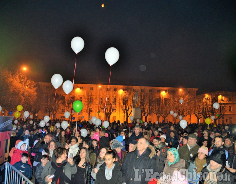 Palloncini luminosi a Pinerolo per un 2017 a colori