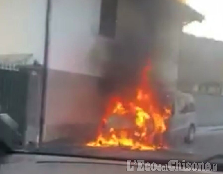 Luserna, auto in fiamme