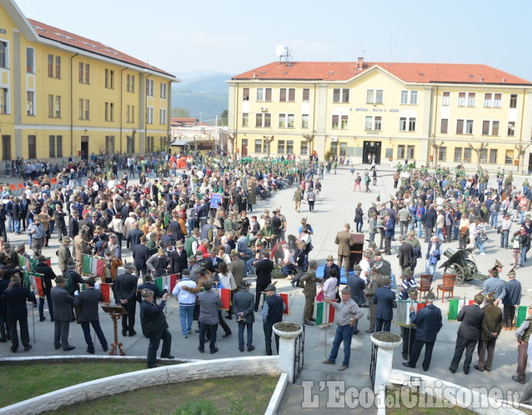 Pinerolo Le penne nere da 130 sezioni dell &#039;Ana