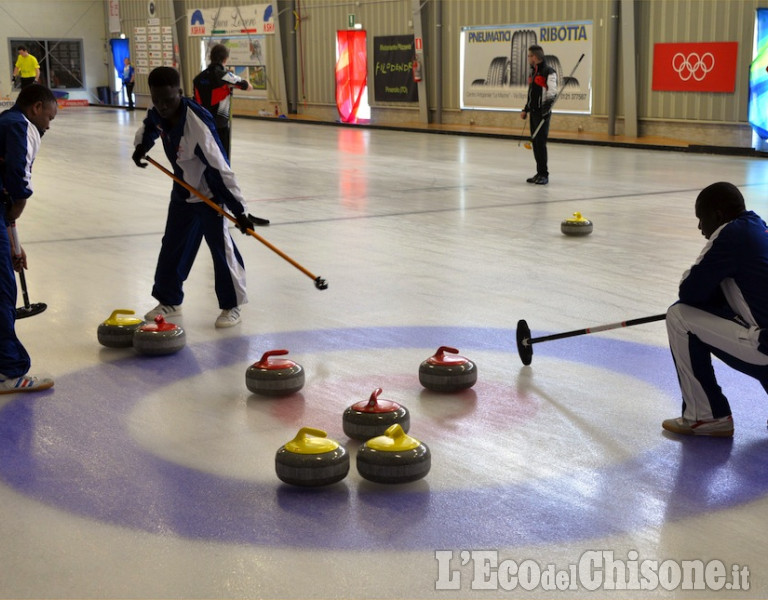 Curling, la squadra di migranti africani a Pinerolo