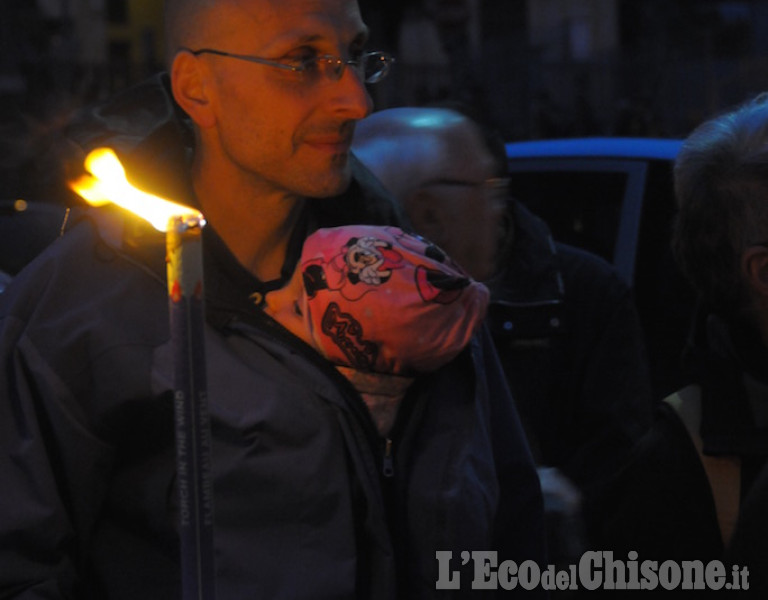 A Pomaretto la fiaccolata di valle per il 25 aprile: partecipazione a ogni età