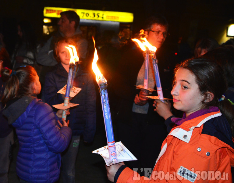 Pinerolo ricorda il 25 Aprile con fiaccolata e corteo