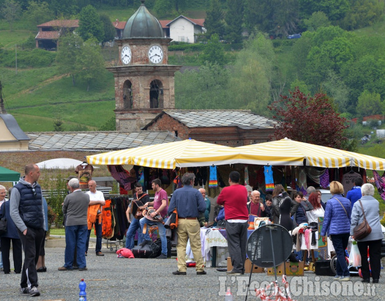 Bancarelle e giochi di piazza per la fiera di primavera del 25 Aprile a S. Pietro